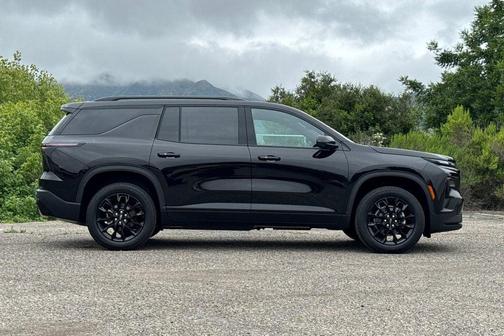 Mosaic Black Metallic 2026 Chevrolet Traverse LT