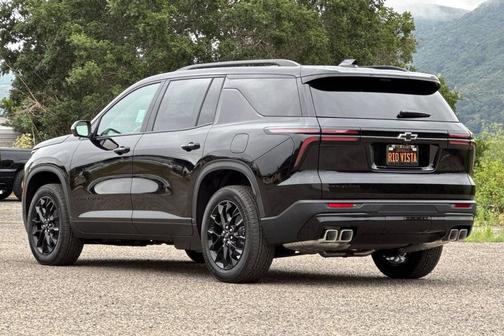 Mosaic Black Metallic 2026 Chevrolet Traverse LT