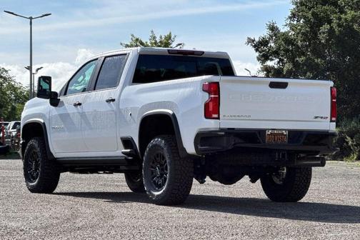 Summit White 2026 Chevrolet Silverado 2500 Crew Cab, Standard Bed, XR2, 4WD