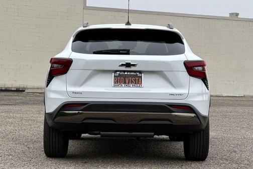 Summit White 2026 Chevrolet Trax FWD ACTIV