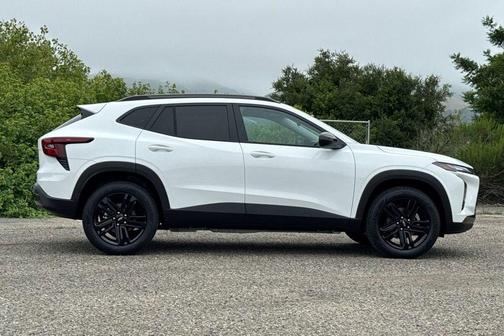Summit White 2026 Chevrolet Trax FWD ACTIV