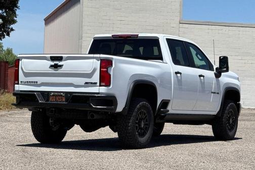 Summit White 2026 Chevrolet Silverado 2500 Crew Cab, Standard Bed, XR2, 4WD