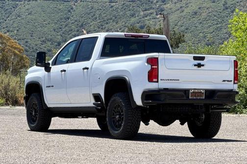 Summit White 2026 Chevrolet Silverado 2500 Crew Cab, Standard Bed, XR2, 4WD