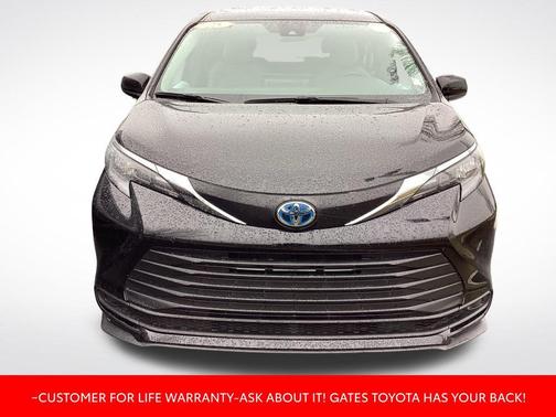 2025 Toyota Sienna LE