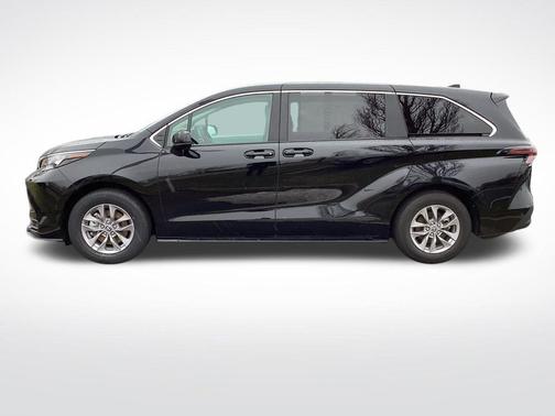 2025 Toyota Sienna LE
