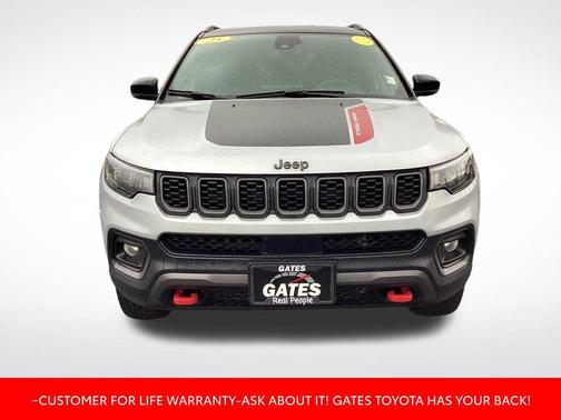 Silver Zynith Metallic Clearcoat 2025 Jeep Compass Trailhawk