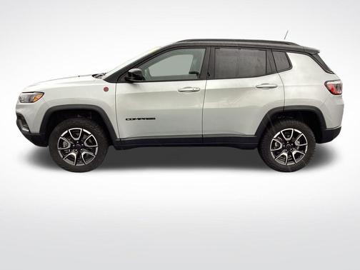 Silver Zynith Metallic Clearcoat 2025 Jeep Compass Trailhawk