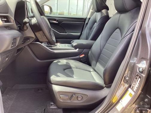2025 Toyota Highlander Hybrid XLE