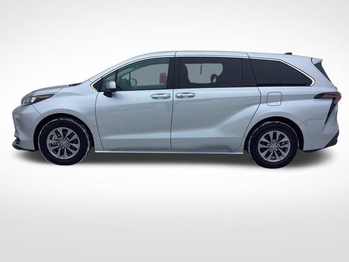 2024 Toyota Sienna LE