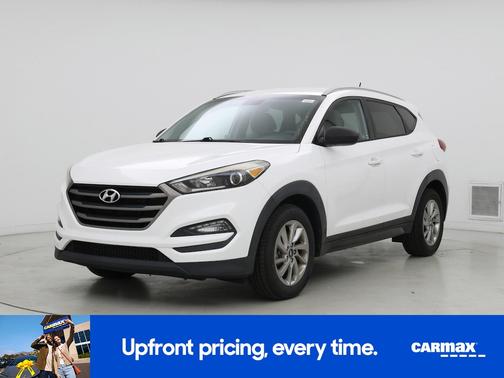 White 2016 Hyundai TUCSON SE