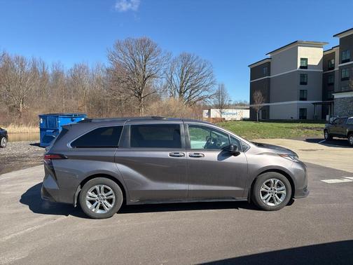 2022 Toyota Sienna XSE 7 Passenger