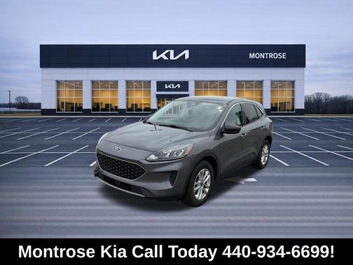 Gray Metallic 2022 Ford Escape SE