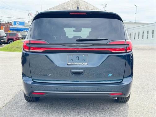 2025 Chrysler Pacifica Hybrid Premium S Appearance Pkg