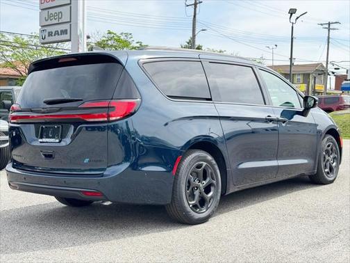 2025 Chrysler Pacifica Hybrid Premium S Appearance Pkg