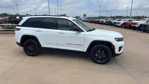 Bright White Clearcoat 2025 Jeep Grand Cherokee Laredo