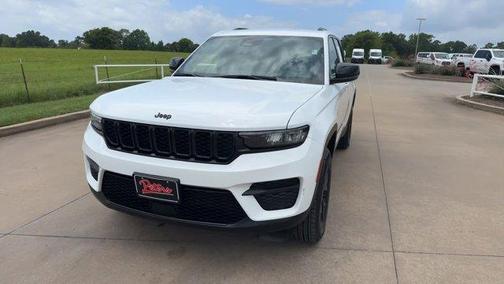 Bright White Clearcoat 2025 Jeep Grand Cherokee Laredo