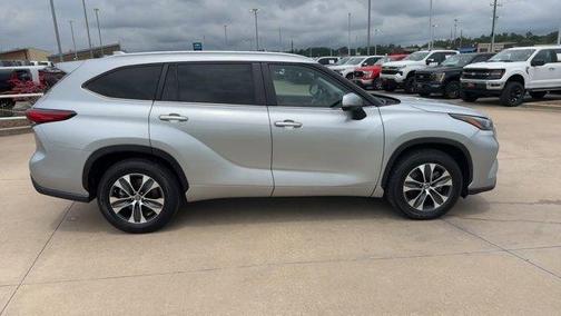 Celestial Silver Metallic 2023 Toyota Highlander XLE