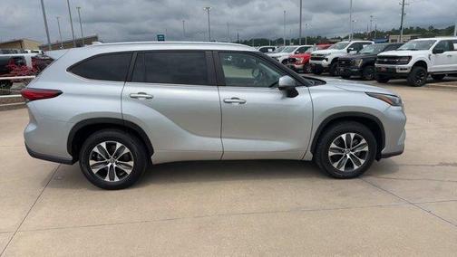 Celestial Silver Metallic 2023 Toyota Highlander XLE