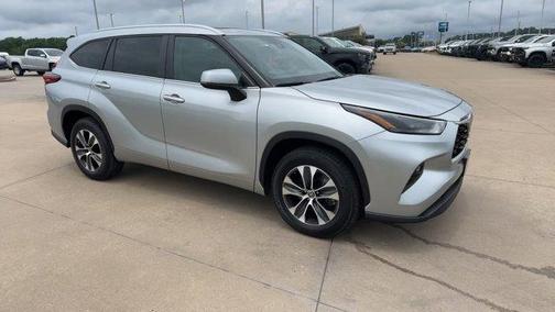 Celestial Silver Metallic 2023 Toyota Highlander XLE