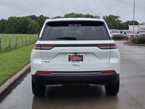 Bright White Clearcoat 2026 Jeep Grand Cherokee Laredo