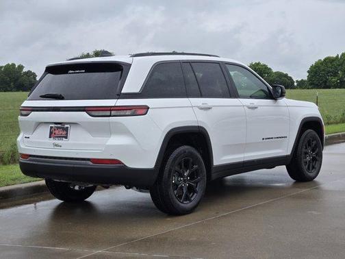 Bright White Clearcoat 2026 Jeep Grand Cherokee Laredo