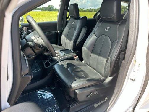 2022 Chrysler Pacifica Hybrid Touring L