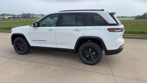 Bright White Clearcoat 2026 Jeep Grand Cherokee Laredo