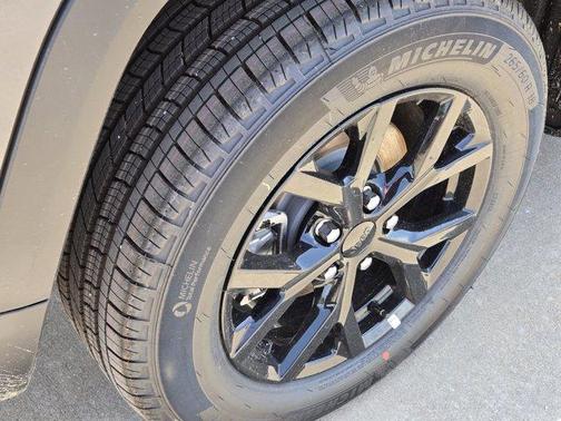 Metallic 2026 Jeep Grand Cherokee Laredo