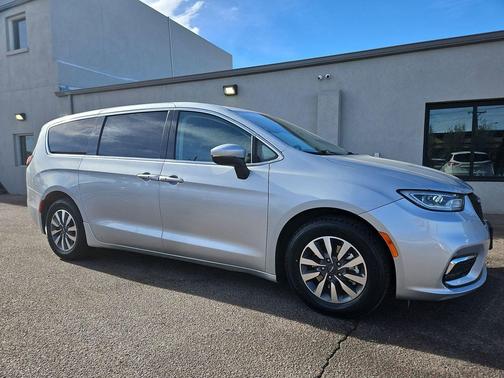 2023 Chrysler Pacifica Hybrid Touring L