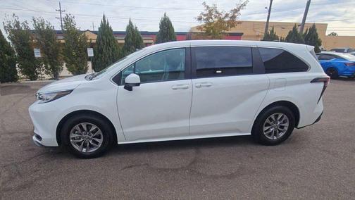 2023 Toyota Sienna LE