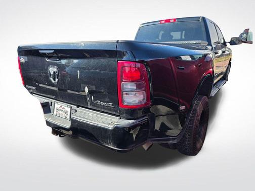 Diamond Black Crystal Pearlcoat 2022 RAM 3500 Big Horn Crew Cab 4x4 8' Box