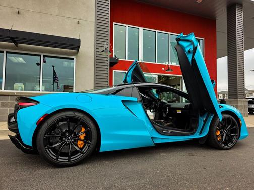 2025 McLaren Artura Performance