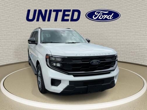 Star White Metallic Tri-Coat 2026 Ford Expedition Active