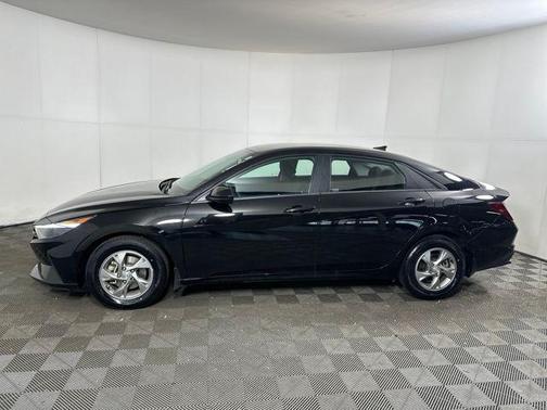 2023 Hyundai ELANTRA SE