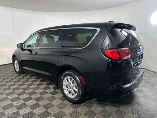 2024 Chrysler Voyager LX