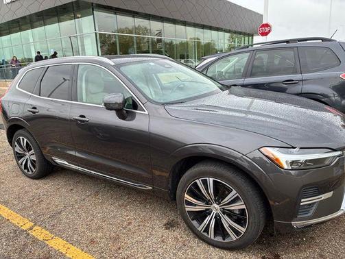 Platinum Grey Metallic 2022 Volvo XC60 B5 Inscription