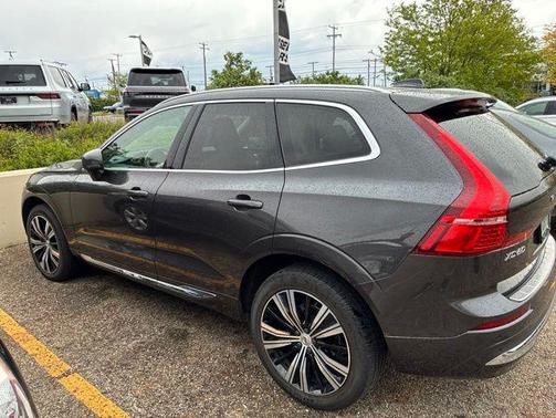 Platinum Grey Metallic 2022 Volvo XC60 B5 Inscription