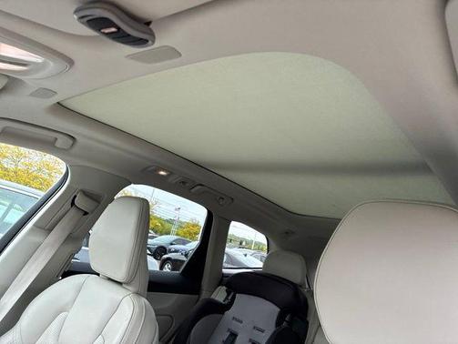 Platinum Grey Metallic 2022 Volvo XC60 B5 Inscription
