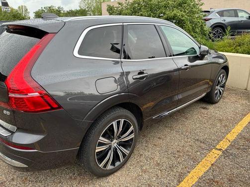 Platinum Grey Metallic 2022 Volvo XC60 B5 Inscription
