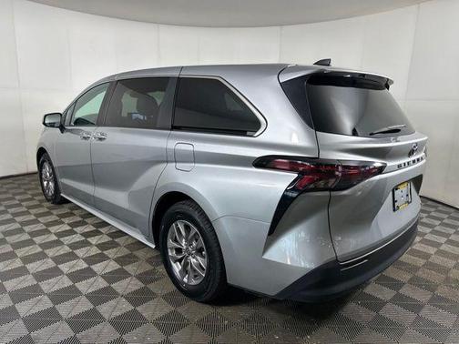 2024 Toyota Sienna LE