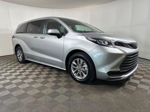 2024 Toyota Sienna LE