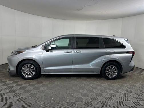 2024 Toyota Sienna LE