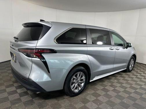 2024 Toyota Sienna LE