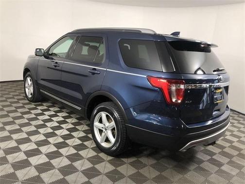 Photo 4 of 26 of 2016 Ford Explorer XLT