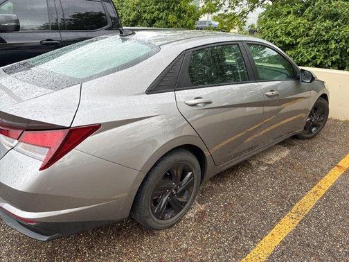 Fluid Metal 2022 Hyundai ELANTRA SEL