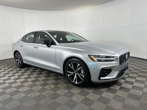 2024 Volvo S60 B5 Core Dark Theme