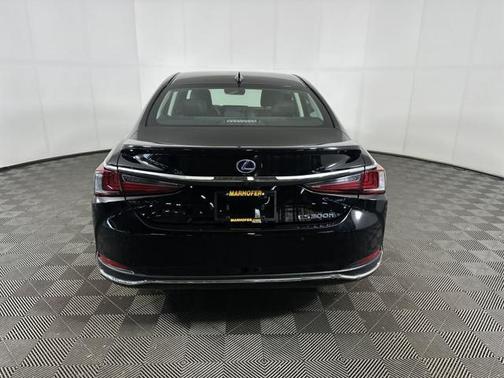 2022 Lexus ES 300h Base