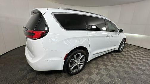 Bright White Clearcoat 2022 Chrysler Pacifica L