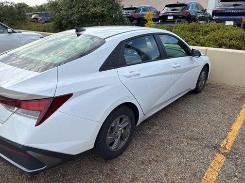 2024 Hyundai ELANTRA SE
