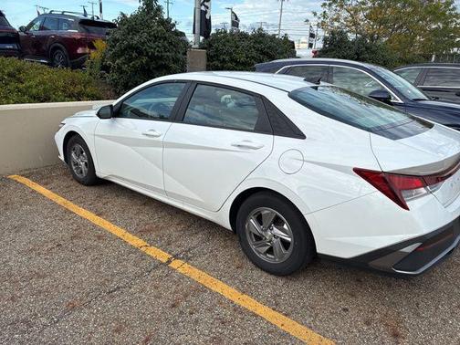 2024 Hyundai ELANTRA SE